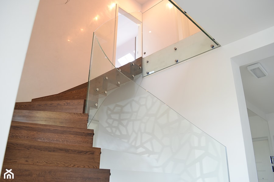Nowoczesne schody dywanowe ze ścianą / balustradą ażurową - zdjęcie od Schodo-System