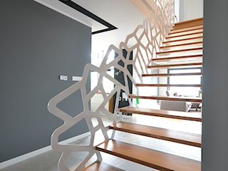 Nowoczesne schody ażurowe z metalową balustradą 