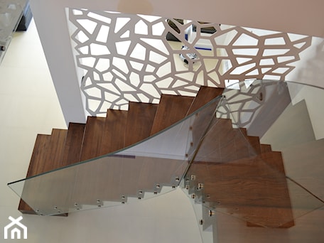 Aranżacje wnętrz - Schody: Nowoczesne schody dywanowe ze ścianą / balustradą ażurową - Schodo-System. Przeglądaj, dodawaj i zapisuj najlepsze zdjęcia, pomysły i inspiracje designerskie. W bazie mamy już prawie milion fotografii!