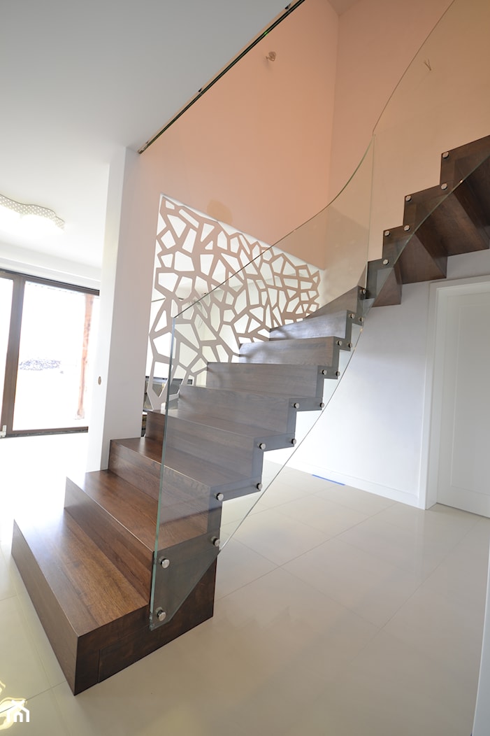 Nowoczesne schody dywanowe ze ścianą / balustradą ażurową - zdjęcie od Schodo-System - Homebook