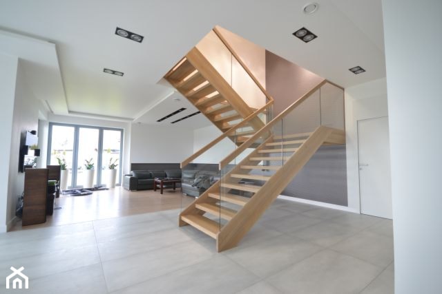nowoczesne schody ażurowe ze szklaną balustradą - zdjęcie od Schodo-System