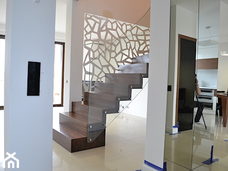 Aranżacje wnętrz - Schody: Nowoczesne schody dywanowe ze ścianą / balustradą ażurową - Schodo-System. Przeglądaj, dodawaj i zapisuj najlepsze zdjęcia, pomysły i inspiracje designerskie. W bazie mamy już prawie milion fotografii!