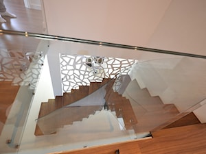Nowoczesne schody dywanowe ze ścianą / balustradą ażurową - zdjęcie od Schodo-System