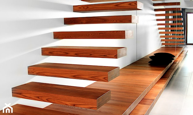 drewniane schody bez balustrady, biała ściana