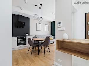Apartament z zielonym akcentem - Hol / przedpokój, styl minimalistyczny - zdjęcie od Studio Archemia