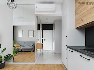 Apartament z zielonym akcentem - Hol / przedpokój, styl minimalistyczny - zdjęcie od Studio Archemia