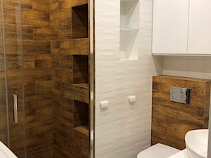 Biało-drewniana łazienka - zdjęcie od Hulinski