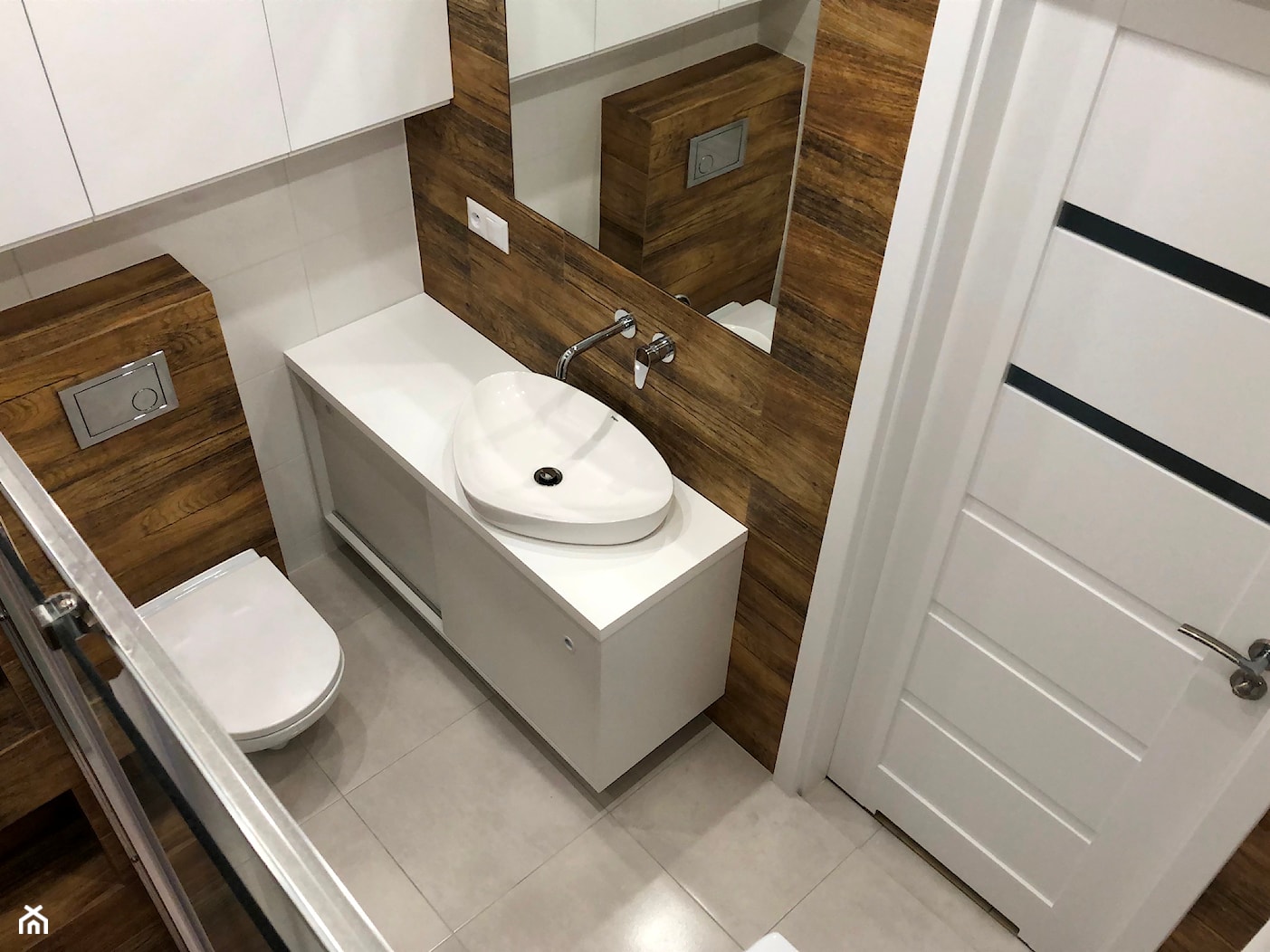 Biało-drewniana łazienka - zdjęcie od Hulinski - Homebook