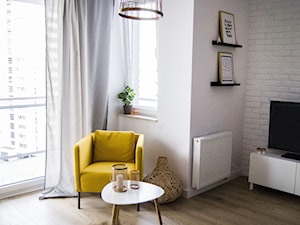 Apartament 4 Żagiel Gdańsk - Mały biały salon z tarasem / balkonem, styl skandynawski - zdjęcie od Agata Paczuska-Bałkowiec