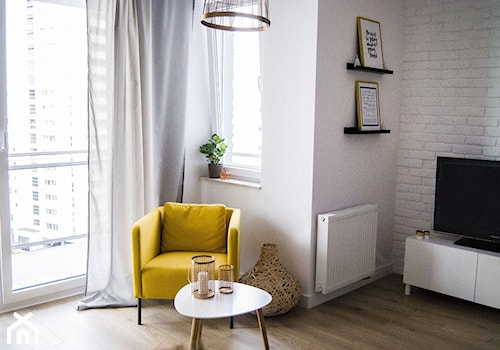 Apartament 4 Żagiel Gdańsk - Mały biały salon z tarasem / balkonem, styl skandynawski - zdjęcie od Agata Paczuska-Bałkowiec