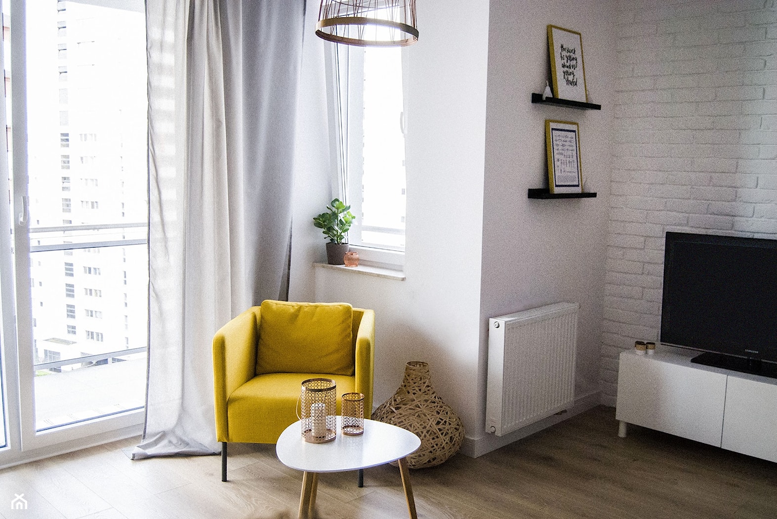 Apartament 4 Żagiel Gdańsk - Mały biały salon z tarasem / balkonem, styl skandynawski - zdjęcie od Agata Paczuska-Bałkowiec - Homebook