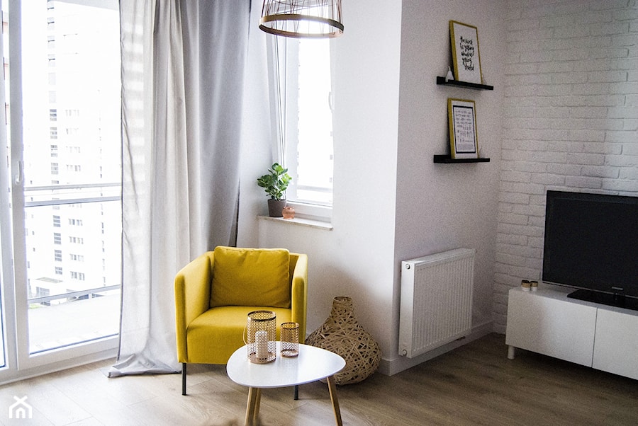 Apartament 4 Żagiel Gdańsk - Mały biały salon z tarasem / balkonem, styl skandynawski - zdjęcie od Agata Paczuska-Bałkowiec