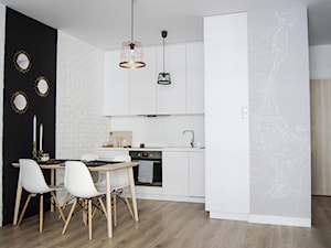 Apartament 4 Żagiel Gdańsk - Mała otwarta z salonem biała z zabudowaną lodówką z nablatowym zlewozmywakiem kuchnia jednorzędowa z kompozytem na ścianie nad blatem kuchennym, styl skandynawski - zdjęcie od Agata Paczuska-Bałkowiec