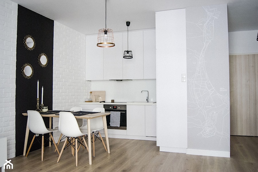 Apartament 4 Żagiel Gdańsk - Mała otwarta z salonem biała z zabudowaną lodówką z nablatowym zlewozmywakiem kuchnia jednorzędowa z kompozytem na ścianie nad blatem kuchennym, styl skandynawski - zdjęcie od Agata Paczuska-Bałkowiec