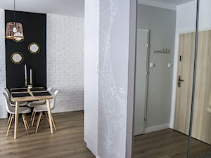 Apartament 4 Żagiel Gdańsk - Mała biała jadalnia w salonie, styl skandynawski - zdjęcie od Agata Paczuska-Bałkowiec