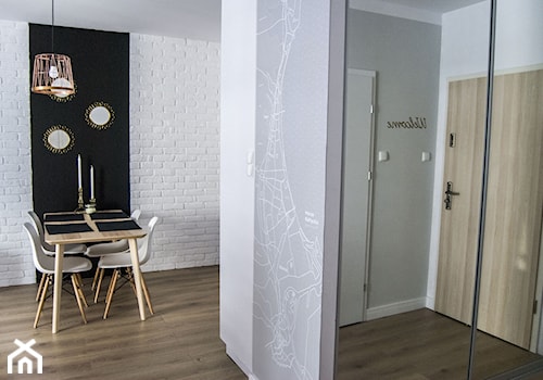 Apartament 4 Żagiel Gdańsk - Mała biała jadalnia w salonie, styl skandynawski - zdjęcie od Agata Paczuska-Bałkowiec