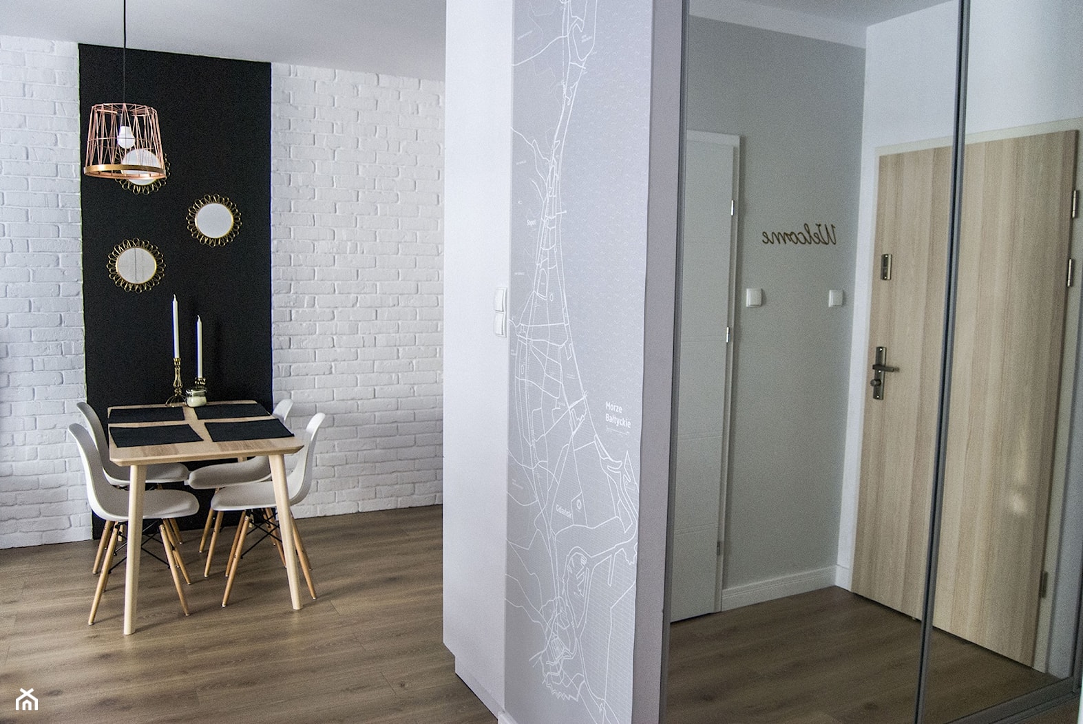 Apartament 4 Żagiel Gdańsk - Mała biała jadalnia w salonie, styl skandynawski - zdjęcie od Agata Paczuska-Bałkowiec - Homebook