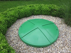 Przydomowa BIO oczyszczalnia ścieków VH6 Premium zamontowana w ogrodzie - zdjęcie od EKO HOUSE TECHNOLOGIE EKOLOGICZNE