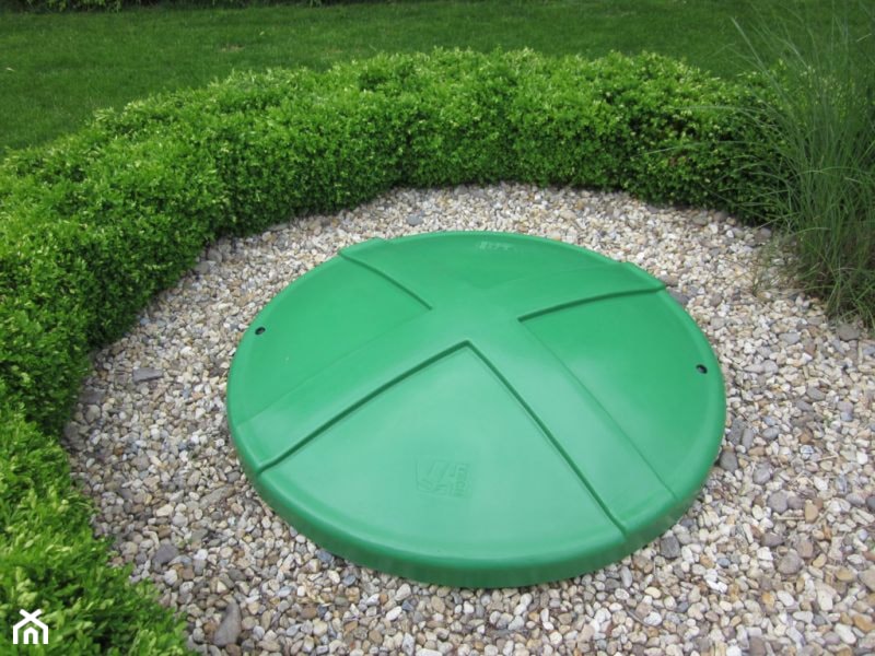 Przydomowa BIO oczyszczalnia ścieków VH6 Premium zamontowana w ogrodzie - zdjęcie od EKO HOUSE TECHNOLOGIE EKOLOGICZNE