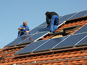 Panele fotowoltaiczne montowane na dachu - zdjęcie od 4 GREEN