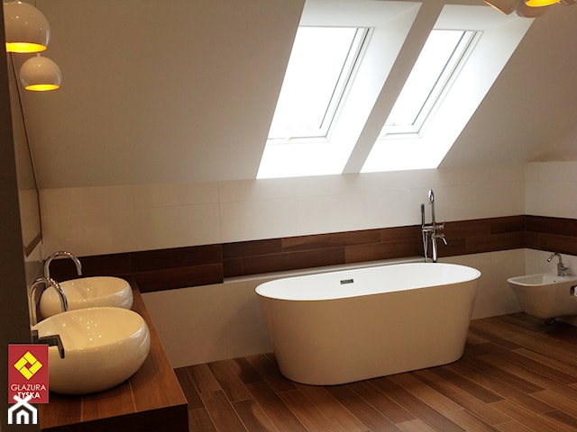 Nowoczesna łazienka w bieli i drewnie