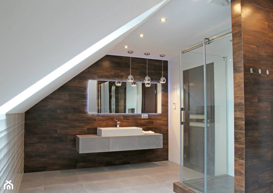 Duża nowoczesna biała łazienka z drewnem - Na poddaszu łazienka, styl nowoczesny - zdjęcie od GLAZURA TYSKA - Salon łazienek - Homebook