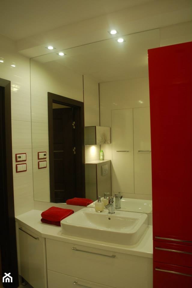 Łazienka w bieli z czerwonymi akcentami - zdjęcie od GLAZURA TYSKA - Salon łazienek - Homebook