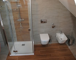 Łazienka w szarości i drewnie - zdjęcie od GLAZURA TYSKA - Salon łazienek - Homebook