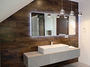 Duża nowoczesna biała łazienka z drewnem - Łazienka, styl nowoczesny - zdjęcie od GLAZURA TYSKA - Salon łazienek