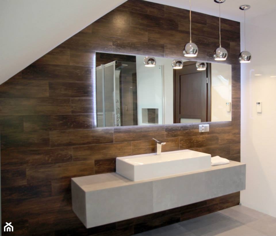 Duża nowoczesna biała łazienka z drewnem - Łazienka, styl nowoczesny - zdjęcie od GLAZURA TYSKA - Salon łazienek - Homebook