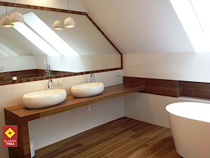 Łazienka w bieli i drewnie - zdjęcie od GLAZURA TYSKA - Salon łazienek