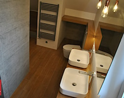 Łazienka w bieli i drewnie - zdjęcie od GLAZURA TYSKA - Salon łazienek - Homebook