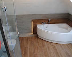 Łazienka w szarości i drewnie - zdjęcie od GLAZURA TYSKA - Salon łazienek - Homebook