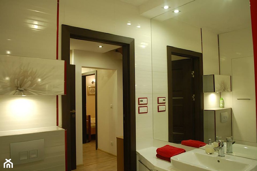 Łazienka w bieli z czerwonymi akcentami - zdjęcie od GLAZURA TYSKA - Salon łazienek