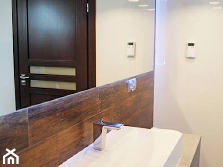 Aranżacje wnętrz - Łazienka: Duża nowoczesna biała łazienka z drewnem - Łazienka, styl nowoczesny - GLAZURA TYSKA - Salon łazienek. Przeglądaj, dodawaj i zapisuj najlepsze zdjęcia, pomysły i inspiracje designerskie. W bazie mamy już prawie milion fotografii!
