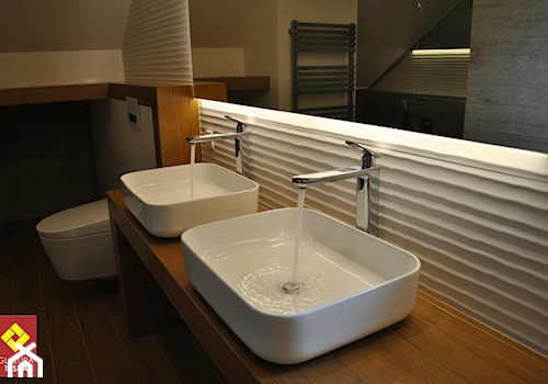 Łazienka w bieli i drewnie - zdjęcie od GLAZURA TYSKA - Salon łazienek