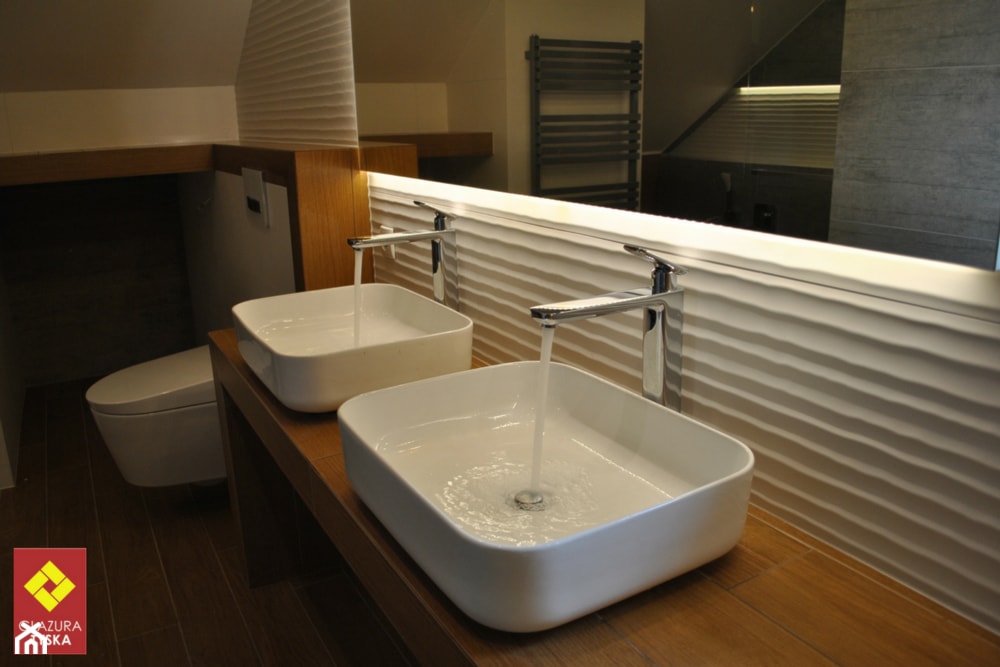 Łazienka w bieli i drewnie - zdjęcie od GLAZURA TYSKA - Salon łazienek - Homebook