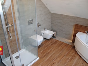Łazienka w szarości i drewnie - zdjęcie od GLAZURA TYSKA - Salon łazienek