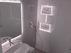 Nowoczesna biało-szara łazienka z mozaikę