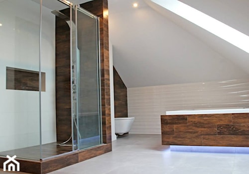 Duża nowoczesna biała łazienka z drewnem - Duża na poddaszu z punktowym oświetleniem łazienka z oknem, styl nowoczesny - zdjęcie od GLAZURA TYSKA - Salon łazienek