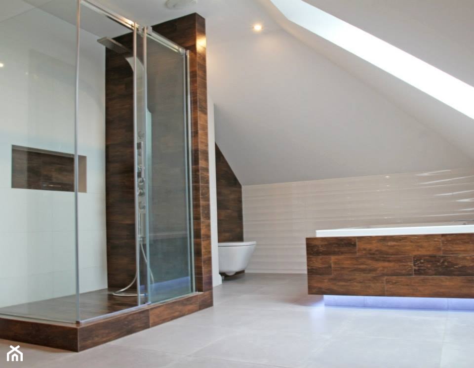 Duża nowoczesna biała łazienka z drewnem - Duża na poddaszu z punktowym oświetleniem łazienka z okne ... - zdjęcie od GLAZURA TYSKA - Salon łazienek - Homebook