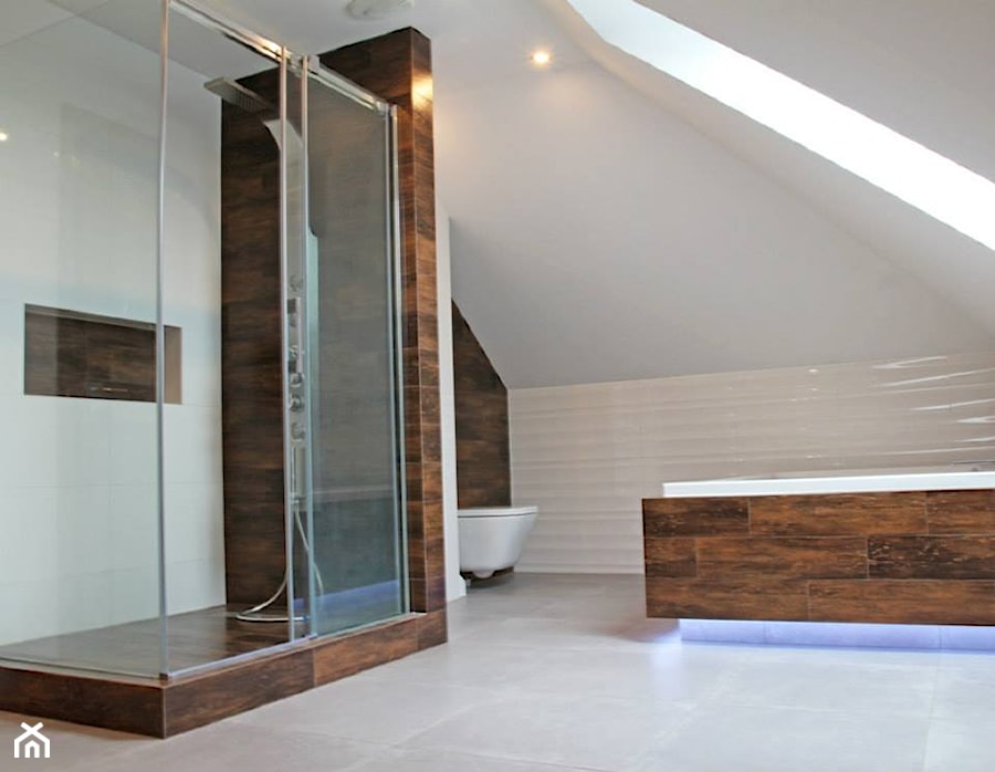 Duża nowoczesna biała łazienka z drewnem - Duża na poddaszu z punktowym oświetleniem łazienka z oknem, styl nowoczesny - zdjęcie od GLAZURA TYSKA - Salon łazienek