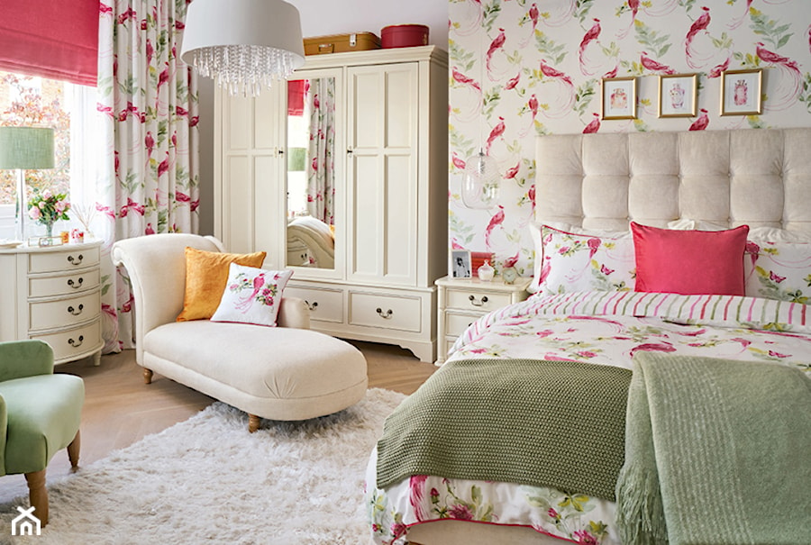 Średnia biała sypialnia, styl glamour - zdjęcie od Laura Ashley