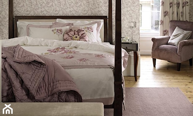 sypialnia w stylu prowansalskim, drewniana podłoga, różowy dywan, różowy fotel