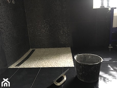 Aranżacje wnętrz - Łazienka: Czarna łazienka z kamieniami rzecznymi - kamienie rzeczne w strefie prysznicowej - Robimy Łazienki. Przeglądaj, dodawaj i zapisuj najlepsze zdjęcia, pomysły i inspiracje designerskie. W bazie mamy już prawie milion fotografii!