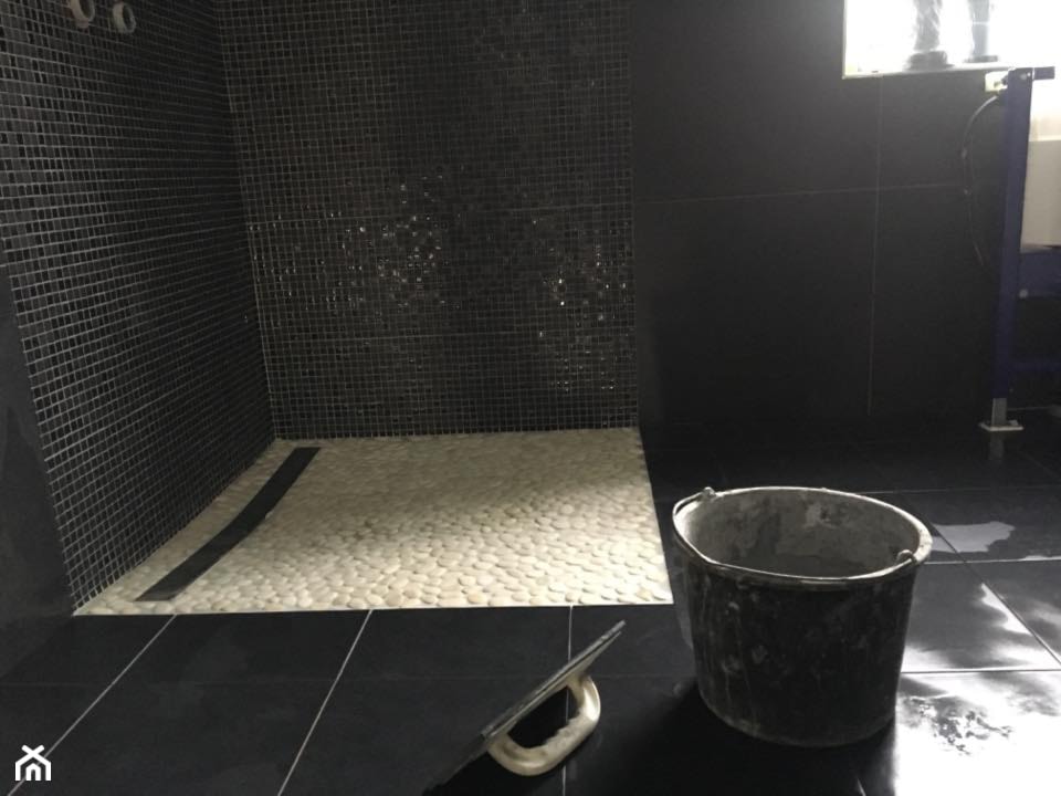 Czarna łazienka z kamieniami rzecznymi - kamienie rzeczne w strefie prysznicowej - zdjęcie od Robimy Łazienki - Homebook