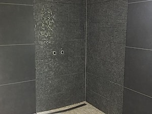 Czarna łazienka z kamieniami rzecznymi - strefa prysznicowa - zdjęcie od Robimy Łazienki