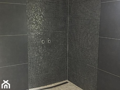 Aranżacje wnętrz - Łazienka: Czarna łazienka z kamieniami rzecznymi - strefa prysznicowa - Robimy Łazienki. Przeglądaj, dodawaj i zapisuj najlepsze zdjęcia, pomysły i inspiracje designerskie. W bazie mamy już prawie milion fotografii!