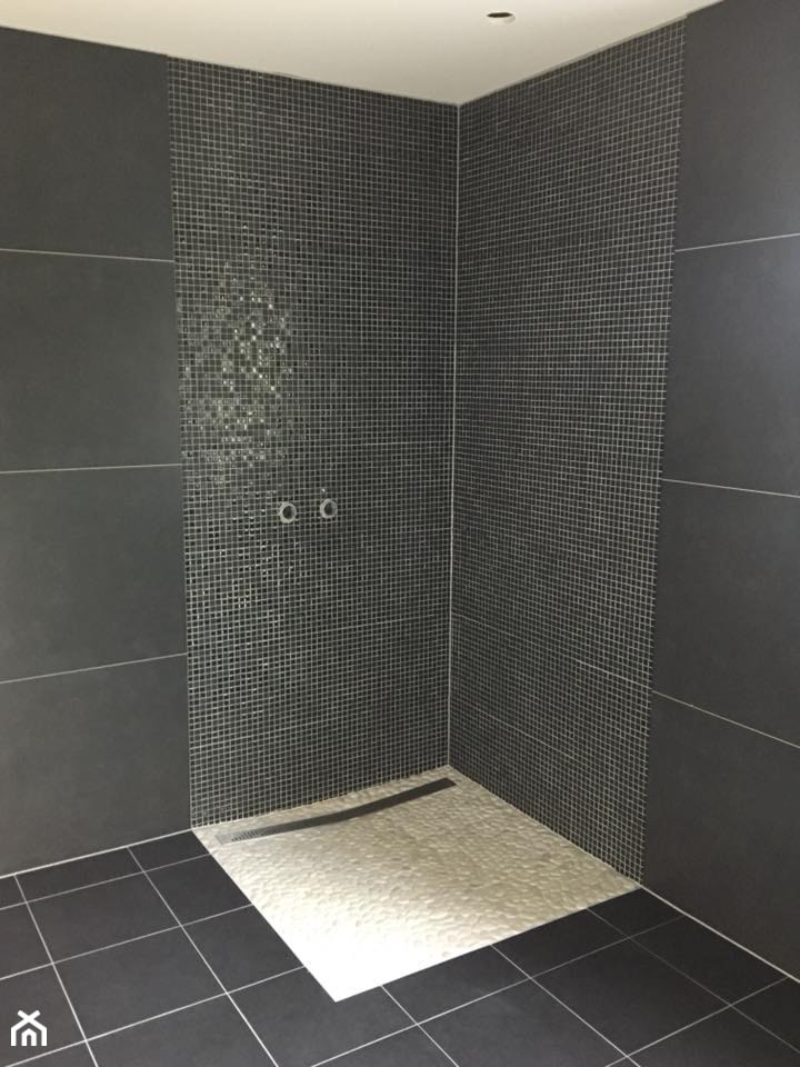 Czarna łazienka z kamieniami rzecznymi - strefa prysznicowa - zdjęcie od Robimy Łazienki - Homebook