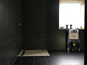 Czarna łazienka z kamieniami rzecznymi - zdjęcie od Robimy Łazienki